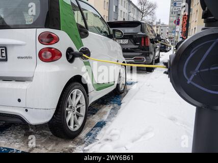 18 janvier 2024, Hesse, Francfort-sur-le-main : voitures à une station de recharge dans l'hivernage Francfort-sur-le-main. Photo : Frank Rumpenhorst/dpa/Frank Rumpenhorst/dpa Banque D'Images