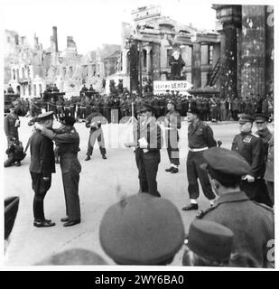 INVESTITURE DES GÉNÉRAUX RUSSES PAR LE MARÉCHAL MONTGOMERY - le maréchal Montgomery décore les officiers russes. , Armée britannique, 21e groupe d'armées Banque D'Images