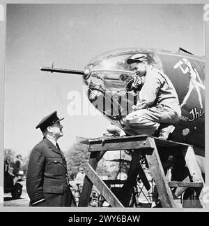 AIR CHIEF MARSHAL SIR STRAFFORD LEIGH-MALLORY, KCB., DSO., INSPECTE AMERICAN MARAUDER WING - photo (publiée en 1944) montre - Air Chief Marshal Sir Trafford Leigh-Mallory, Air commander-in-Chief, A.E.A.F., discute avec E.T. Heallam d'Okandgan, État de Washington, un armurier à une Wing Marauder. , Royal Air Force Banque D'Images