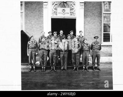 LE CHANCELIER DE L'ÉCHIQUIER VISITE LES CHEFS DE GUERRE ET LE MARÉCHAL MONTGOMERY AVEC 52 (PLAINE) DIV - maréchal Sir Bernard l Montgomery photographié avec le commandant divisionnaire et des membres de son personnel. , Armée britannique, 21e groupe d'armées Banque D'Images