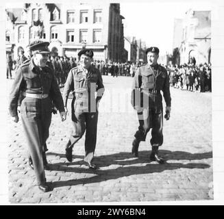 FIELD MARSHAL MONTGOMERY AVEC la 5TH CDN ARMD DIV - le C-in-C avec le Lt-Gen C. Goulkes GOC corps à gauche, et à droite, le Maj-Gen B.M. Hoffmeister GOC 5th CDN ARMD Div marchant vers l'hôtel de ville à Dixmuide pour s'adresser aux officiers du Div. , Armée britannique, 21e groupe d'armées Banque D'Images