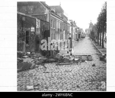 POUSSÉE BRITANNIQUE AU NORD DE MARK, HOLLANDE - les soldats britanniques inspectent le canon AA allemand abandonné qui a été utilisé à des fins antichars, dans la rue principale. , Armée britannique, 21e groupe d'armées Banque D'Images