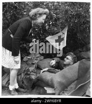 OFFICIER MÉDICAL DE L'ARMÉE AGIT COMME MÉDECIN DU VILLAGE LORSQU'IL N'EST PAS EN SERVICE - Madamoiselle Dervis parlant au MO vu dans son excavation. , Armée britannique, 21e groupe d'armées Banque D'Images