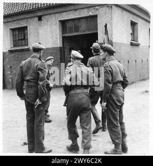 LES TROUPES PROGRESSANT REACH CELLE - l'A.D.M.S. de la 15ème division écossaise ordonne à deux corps médicaux allemands d'enlever un corps dont ils, les Allemands, étaient responsables, armée britannique, 21ème groupe d'armées Banque D'Images