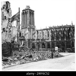 CAEN - MAINTENANT ET COMME IL ÉTAIT - l'église de disposant Pierre tel qu'il est aujourd'hui après avoir été frappé par des obus britanniques et allemands, avec des ruines de maisons dans les environs. , Armée britannique, 21e groupe d'armées Banque D'Images