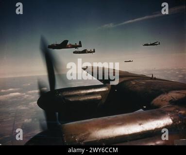 BOMBARDIERS AVRO LANCASTER EN VOL, 26 AOÛT 1943 - Lancaster B Mark est du No 50 Squadron, Royal Air Force, basé à Skellingthorpe, volant en formation étalée. Les deux avions au-delà de l'extrémité de l'aile sont `VN-d' et `VN-J'. Le premier, portant le numéro de série JA899, était manquant dans la nuit du 24 au 25 juin 1944 avec le pilote-officier l G Peters et son équipage. , Royal Air Force, Royal Air Force Regiment, Sqdn, 50 Banque D'Images