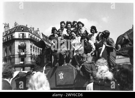 PARIS : QUARTIER MONTPARNASSE - assis et debout sur des chars et une jeep on voit des Parisiens accueillir des troupes qui entrent dans la ville. , Armée britannique, 21e groupe d'armées Banque D'Images