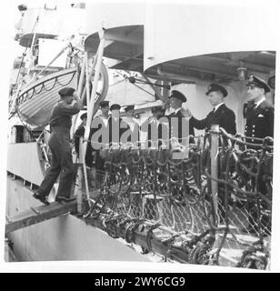 Le maréchal Montgomery, commandant en chef, est embarqué à bord du HMS Riou lors d'une visite à Hambourg avec les forces britanniques du 21e Groupe d'armées. Banque D'Images