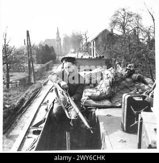 Stoker J. Stevens, Royal Navy, de Gosmore, Hitchin, nettoie son fusil pendant une accalmie en préparation pour les opérations en Allemagne avec la U Force sous le commandement de l'armée britannique, 21e groupe d'armées. Banque D'Images