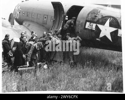 LES PERSONNES DÉPLACÉES ET LES ex-PRISONNIERS DE GUERRE ONT VOLÉ DIRECTEMENT VERS LEUR PROPRE PAYS - ces ex-prisonniers de guerre français semblent très joyeux lorsqu'ils montent à bord de l'avion pour rentrer chez eux. La plupart d'entre eux sont captifs depuis plus de cinq ans. , Armée britannique, 21e groupe d'armées Banque D'Images