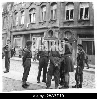 SERVICE DE THANKSGIVING POUR LA 6E DIVISION AÉROPORTÉE - Major General E.L. bols, le commandant de division, à l'extérieur de l'église avec d'autres officiers après le Service. , Armée britannique, 21e groupe d'armées Banque D'Images