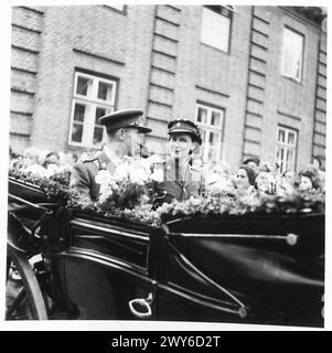 MARIAGE MILITAIRE DANS L'ALLEMAGNE OCCUPÉE - le couple marié dans le chariot, armée britannique, 21e groupe d'armées Banque D'Images