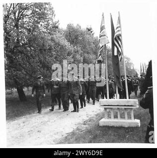 LE MARÉCHAL MONTGOMERY REND VISITE AU MARÉCHAL ROKOSSOVSKY À SON QUARTIER GÉNÉRAL - les deux maréchaux quittant la base de salutation, sont vus marcher devant les drapeaux de la Russie, de la Grande-Bretagne et de l'Amérique. , Armée britannique, 21e groupe d'armées Banque D'Images