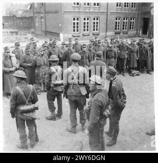 La 5e DIVISION AVANCE DE L'ELBE VERS LUBECK - après avoir remis des fusils, etc., ils se sont formés sur la place de la caserne, attendant d'être emmenés dans les cages P.O.W. , Armée britannique, 21e groupe d'armées Banque D'Images