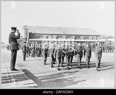 LORD TRENCHARD INSPECTE LES ESCADRONS DU RÉGIMENT DE LA ROYAL AIR FORCE. - [Voir A.M. Bulletin No 9474]. Pour l'histoire, voir CH.8706. Lord Trenchard a pris le salut à la marche passée. , Royal Air Force Banque D'Images