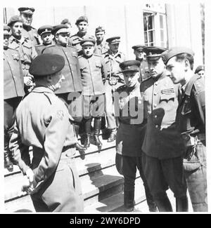 LE MARÉCHAL MONTGOMERY RENCONTRE LE MARÉCHAL ROKOSSOVSKY - le maréchal Rokossovsky répond au maréchal Montgomery. , Armée britannique, 21e groupe d'armées Banque D'Images