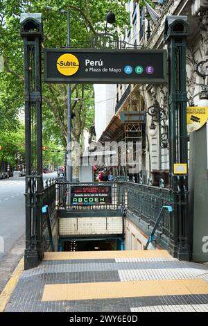 Entrée de la station de métro Perú à Plaze de Mayo. Banque D'Images