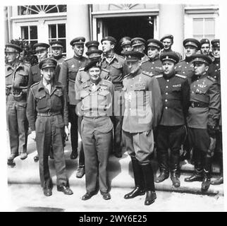 LE MARÉCHAL MONTGOMERY REND VISITE AU MARÉCHAL ROKOSSOVSKY À SON QUARTIER GÉNÉRAL - les deux maréchaux avec des officiers d'état-major. , Armée britannique, 21e groupe d'armées Banque D'Images