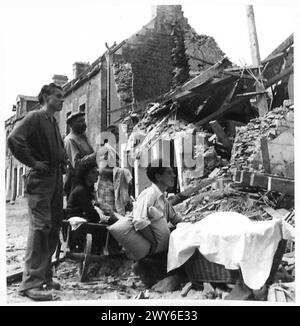 Une FAMILLE FRANÇAISE RETOURNE DANS LEUR VILLAGE DÉCHIRÉ DE COQUILLAGES - arrivant à leur maison, ils regardent les ruines à peine capables de réaliser que c'était autrefois leur maison. , Armée britannique, 21e groupe d'armées Banque D'Images