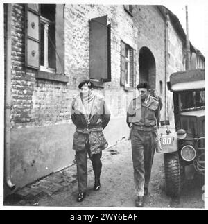 MARÉCHAL MONTGOMERY EN ALLEMAGNE - le maréchal Sir Bernard L. Montgomery a effectué sa première visite en Allemagne et est entré dans le village de Hillensberg, où il a rencontré les troupes d'un régiment de gardes qui tiennent maintenant ce secteur. , Armée britannique, 21e groupe d'armées Banque D'Images