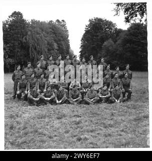 LE MARÉCHAL MONTGOMERY VISITE LA CRÊTE DE VIMY et LE MARÉCHAL MONTGOMERY AVEC LES 5E ET 6E COMMANDOS - le maréchal Montgomery avec les troupes des 4e et 6e Commandos qui ont agi en tant que sa garde H.Q.Garde [prise à la demande du C-in-C]. , Armée britannique, 21e groupe d'armées Banque D'Images