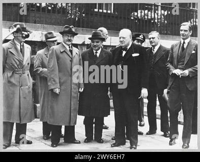 L'ALLIANCE ANGLO-RUSSE : VISITE DE M. MOLOTOV EN GRANDE-BRETAGNE POUR LA SIGNATURE D'UN PACTE D'AIDE MUTUELLE DE 20 ANS - pour l'histoire voir CH.5707 dans le jardin de la rue No.10 Downing - M. Molotov avec M. Maisky, ambassadeur soviétique, et M. Churchill, qui a à sa gauche Dr Evatt, M. Eden et Sir Alexander Cadogan. , Royal Air Force Banque D'Images