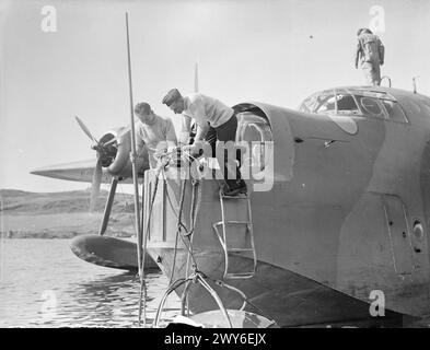 ROYAL AIR FORCE : 1939-1945, COASTAL COMMAND - gros plan du nez d'un Sunderland du No 210 Squadron à Oban, août 1940. Un compartiment d'amarrage était situé dans le nez du Sunderland, contenant une ancre, un treuil, un crochet de bateau et une échelle. La tourelle avant a été conçue pour glisser vers l'arrière, permettant à l'équipage de fixer l'avion à une bouée, comme démontré ici. Le cercle peint sur le fuselage juste en dessous du cockpit est un patch de détection de gaz. , Banque D'Images