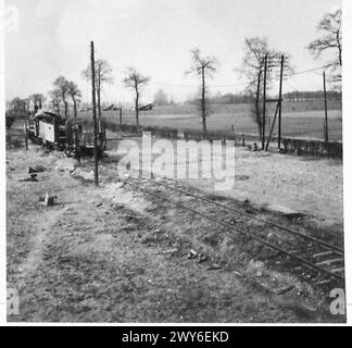 LES TROUPES AÉROPORTÉES ATTERRISSENT À L'EST DU RHIN - scène sur la route dans Hamminkeln , Armée britannique, 21ème Groupe d'armées Banque D'Images