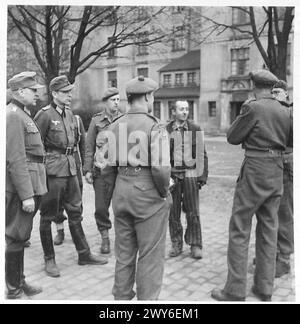 LES TROUPES QUI AVANCENT atteignent CELLE - officiers britanniques interrogeant les Allemands. Un ex-prisonnier russe écoute. , Armée britannique, 21e groupe d'armées Banque D'Images