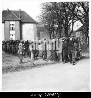 LES TROUPES AÉROPORTÉES DÉBARQUENT À L'EST DU RHIN - prisonniers rassemblés à Hamminkeln , armée britannique, 21ème groupe d'armées Banque D'Images