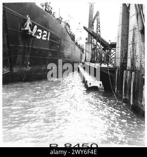 PHOTOGRAPHIES DU PORT PRÉFABRIQUÉ ETC - LST à côté de Pierhead. , Armée britannique, 21e groupe d'armées Banque D'Images