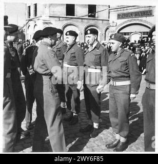 FIELD MARSHAL MONTGOMERY AVEC la 5TH CDN ARMD DIV - le C-in-C rencontre les officiers supérieurs de la Div sur la place à Dixmuide. , Armée britannique, 21e groupe d'armées Banque D'Images