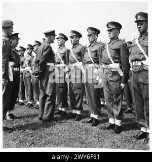 VÉTÉRANS DU DÉSERT EN DÉFILÉ - Grand Prévôt parlant avec l/Cpl. Brookfield de Worthing. , Armée britannique, 21e groupe d'armées Banque D'Images