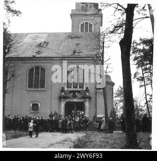 CIVILS ALLEMANDS SOUS LE GOUVERNEMENT MILITAIRE - les gens quittent l'église après le service. , Armée britannique, 21e groupe d'armées Banque D'Images