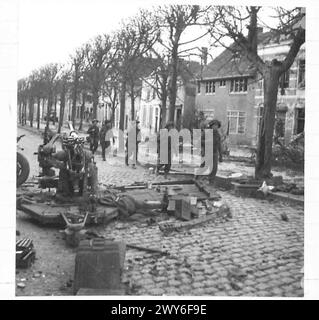 LES BRITANNIQUES POUSSENT AU NORD DE MARK, HOLLANDE - les troupes de 'A' Coy 4th Bn Lincolns entrent dans la ville et passent un canon allemand abandonné. , Armée britannique, 21e groupe d'armées Banque D'Images