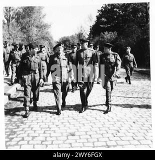 LE MARÉCHAL MONTGOMERY RENCONTRE LE MARÉCHAL ROKOSSOVSKY - maréchal Montgomery et le maréchal Rokossovsky avec leurs interprètes. , Armée britannique, 21e groupe d'armées Banque D'Images