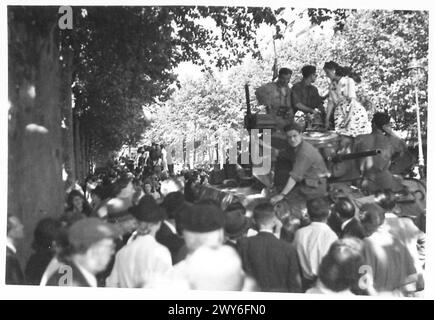 PARIS : QUARTIER MONTPARNASSE - assis et debout sur des chars et une jeep on voit des Parisiens accueillir des troupes qui entrent dans la ville. , Armée britannique, 21e groupe d'armées Banque D'Images