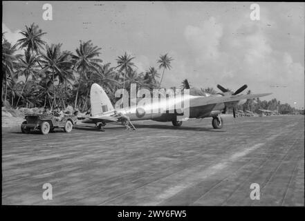 OPÉRATIONS DE LA ROYAL AIR FORCE EN EXTRÊME-ORIENT, 1941-1945. - De Havilland Mosquito PR Mark XXXIV, RG203 'E', du détachement de la RAF du No 684 Squadron est remorqué en position pour le décollage à Brown's West Island, aux îles Cocos. , Royal Air Force, Royal Air Force Regiment, Sqdn, 105 Banque D'Images