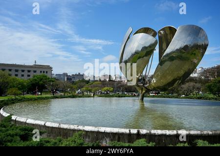 Floralis Genérica, une sculpture en acier et aluminium sur la Plaza de las Naciones Unidas, Avenida Figueroa Alcorta. Banque D'Images