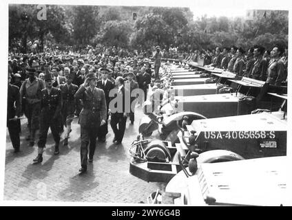 Le général Charles de Gaulle inspecte les troupes à Paris avec le personnel de l'armée britannique pendant la libération de la France, 1944. Banque D'Images