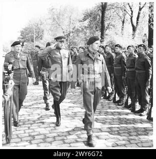 LE MARÉCHAL MONTGOMERY RENCONTRE LE MARÉCHAL ROKOSSOVSKY - le maréchal Rokossovsky inspectant la garde d'honneur de la 6e division aéroportée. , Armée britannique, 21e groupe d'armées Banque D'Images