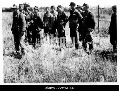 L'OFFENSIVE NORMANDE - DIVERS - prisonniers allemands capturés lors de l'offensive près de Caen, photographiés dans une cage juste derrière la ligne de front. Ils avaient été sous le feu constant des troupes britanniques pendant 14 jours et étaient heureux d'être hors de la guerre. Nourriture distribuée par CMPS. , Armée britannique, 21e groupe d'armées Banque D'Images