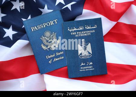 Passeport de l'Autorité palestinienne avec passeport américain sur les États-Unis d'Amérique plié drapeau près Banque D'Images