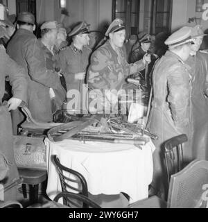 LE SCHUTZSTAFFELN (SS) - troupes SS désarmant après avoir été encerclées et forcées de se rendre à Milan. 30 avril 1945. , Armée allemande (troisième Reich), Schutzstaffel (SS) Banque D'Images