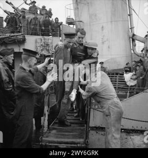 LE raid DE DIEPPE, 19 AOÛT 1942 - Un soldat canadien blessé débarque du destroyer ORP Ślązak (Silésien) de la marine polonaise à Portsmouth à son retour de Dieppe, le 19 août 1942. , Marine polonaise, Marine polonaise, ORP Ślązak, destroyer, (1941), Armée canadienne Banque D'Images