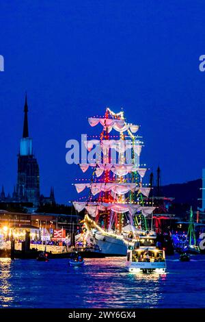 Rouen (Nord de la France), 2023 : 8ème édition de l'Armada de Rouen (rassemblement de grands voiliers). Vue des navires illuminés le long de la Seine dans le e Banque D'Images