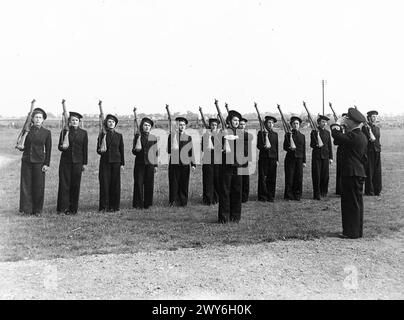 LE SERVICE NAVAL ROYAL FÉMININ PENDANT LA SECONDE GUERRE MONDIALE - la Garde des Wrens de la gamme de navires marchands équipés de manière défensive, défilait à l'occasion de la visite du premier Lord de l'Amirauté à Grimsby. , Royal Navy, Women's Royal Naval Service Banque D'Images