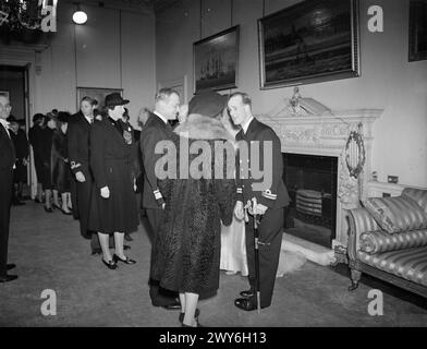 LE FILS DE L'AMIRAL ÉPOUSE LA FILLE D'EARL. 10 FÉVRIER 1944, MAISON DE L'AMIRAUTÉ. LORS DE LA RÉCEPTION EN PRÉSENCE DE LA PRINCESSE ELIZABETH ET DE LA PRINCESSE MARGARET, QUI A SUIVI LE MARIAGE À L'ABBAYE DE WESTMINSTER DU LIEUTENANT CHRISTOPHER WAKE-WALKER, RN, FILS DU VICE-AMIRAL SIR FREDERICK ET DE LADY WAKE-WALKER, ET DU TROISIÈME OFFICIER LADY ANNE SPENCER, WRNS, FILLE DU COMTE ET DE LA COMTESSE SPENCER. - La mariée et le marié saluent le contre-amiral G E Creasy, CBE, DSO, MVO. , Creasy, George Elvey, Spencer, Anne, Wake-Walker, Christopher Baldwin Hughes Banque D'Images