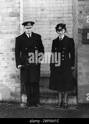 SAR LA DUCHESSE DE KENT, PRÉSIDENTE DU WRNS, VISITE ROSYTH. 1940, À L'ÉTABLISSEMENT NAVAL DE ROSYTH. - SAR la duchesse de Kent avec le C en C, le vice-amiral Sir Gordon Ramsey. , Marina, Princesse (Duchesse de Kent), Ramsey, Charles Gordon Banque D'Images