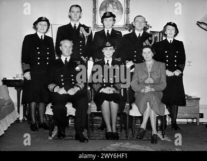 La duchesse de Kent inspecte le personnel du WRNS aux bases navales de Rosyth et Granton en Écosse le 21 octobre, observant leur travail à Admiralty House, North Queensferry. Banque D'Images